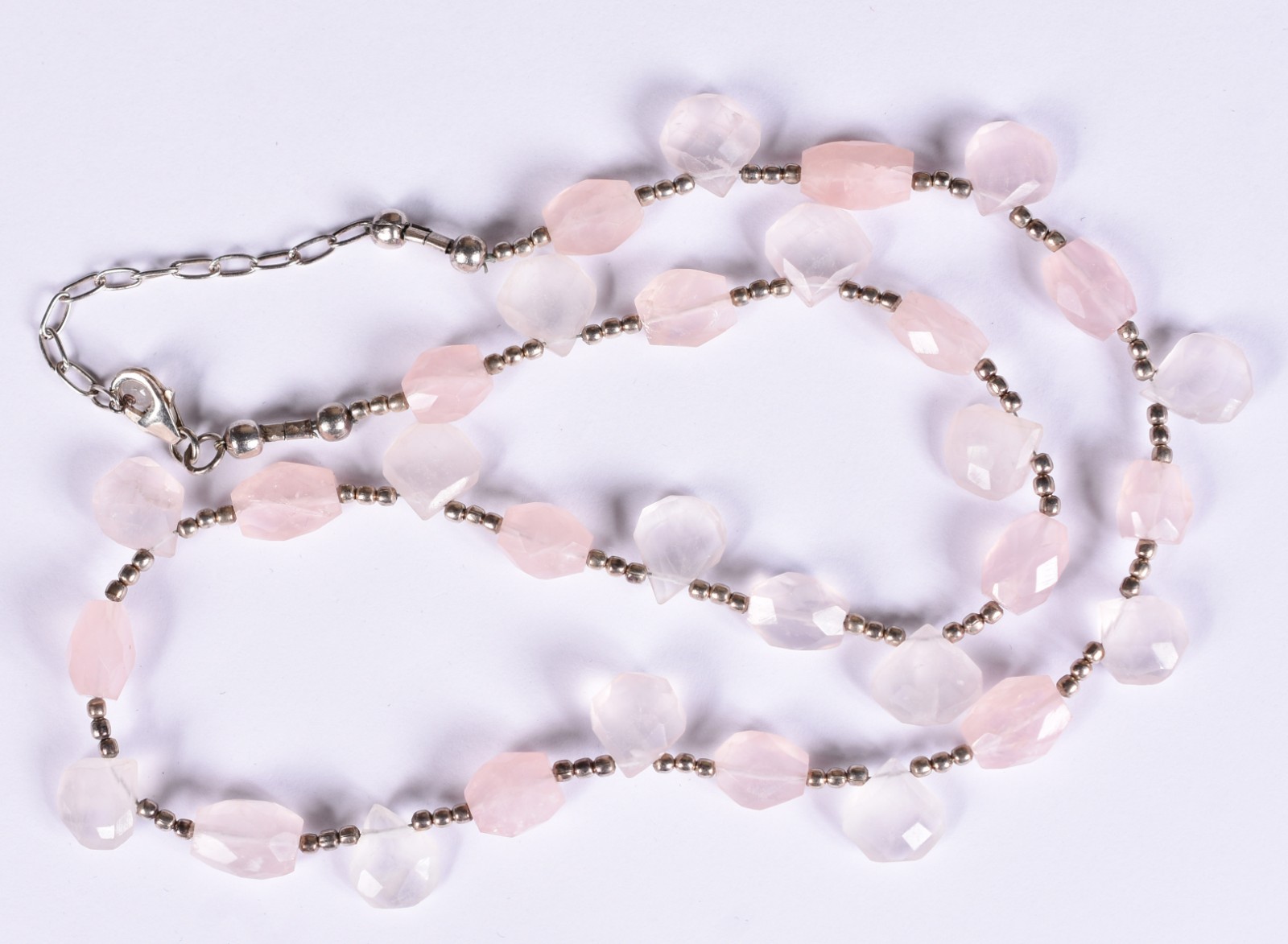 Colar em prata de lei 925 ml, com pedras quartzo rosa feitio gotas... - foto 2 de 3