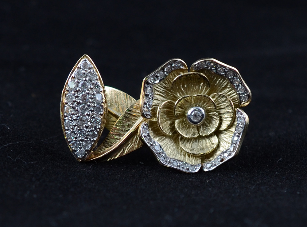 Anel em forma de flor e folha em ouro 18k c/diamantes. Peso: 12.8g... - foto 1 de 2