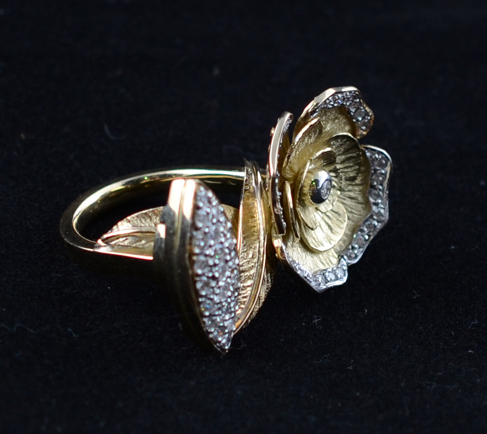 Anel em forma de flor e folha em ouro 18k c/diamantes. Peso: 12.8g... - foto 2 de 2