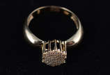 Anel de ouro 750 mls com brilhantes, peso 4,8 g. - Anel de ouro 750 mls com brilhantes, peso 4,8 g.
