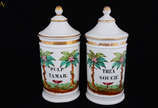 Par de potes de farmácia em porcelana francesa ... - Par de potes de farmácia em porcelana francesa VIEUX PARIS. Altura: 30 cm