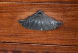 Comoda de madeira nobre, dois gavetões e duas g... - Comoda de madeira nobre, dois gavetões e duas gavetas com puxadores de metal feitio concha, tampo de mármore.