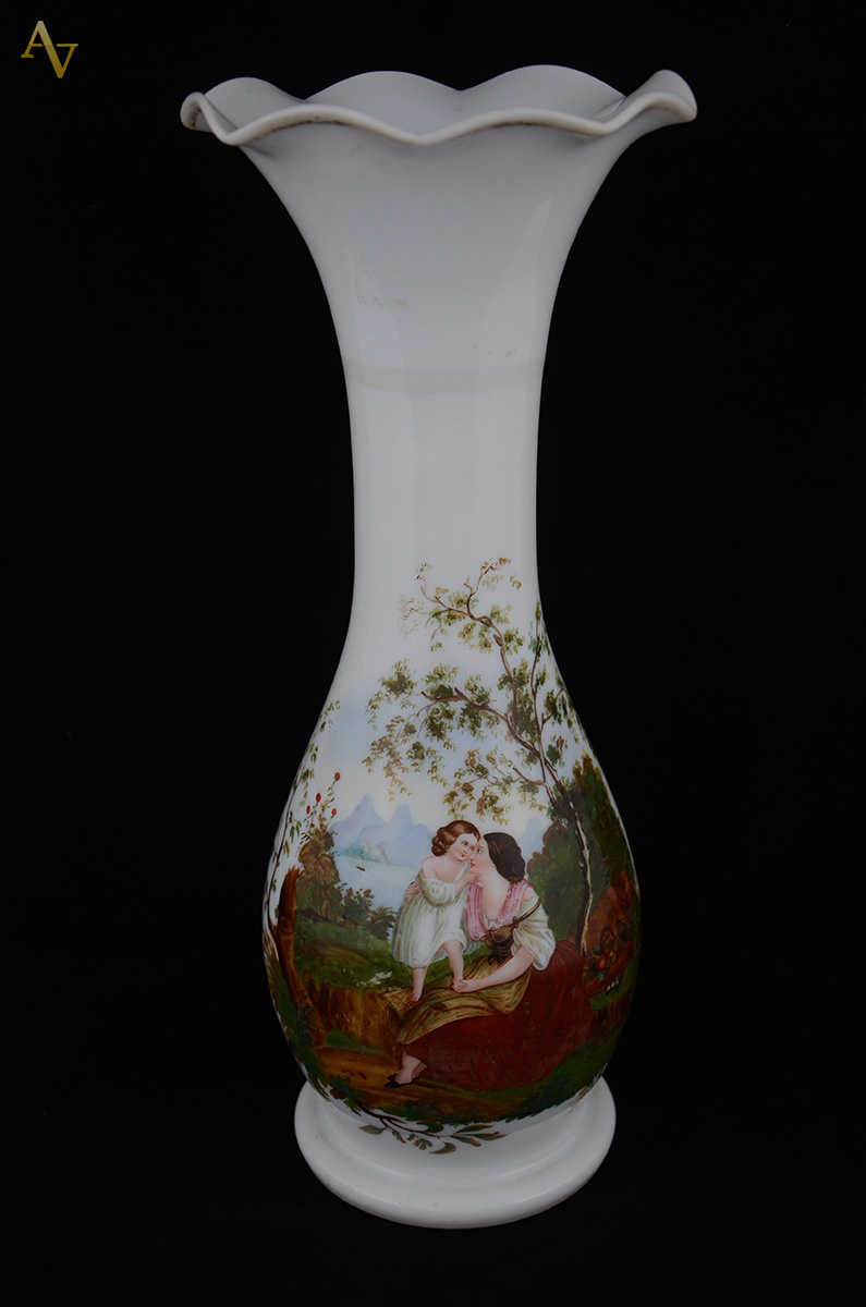 Vaso em opalina européia decorada com cena familiar em policromia...
