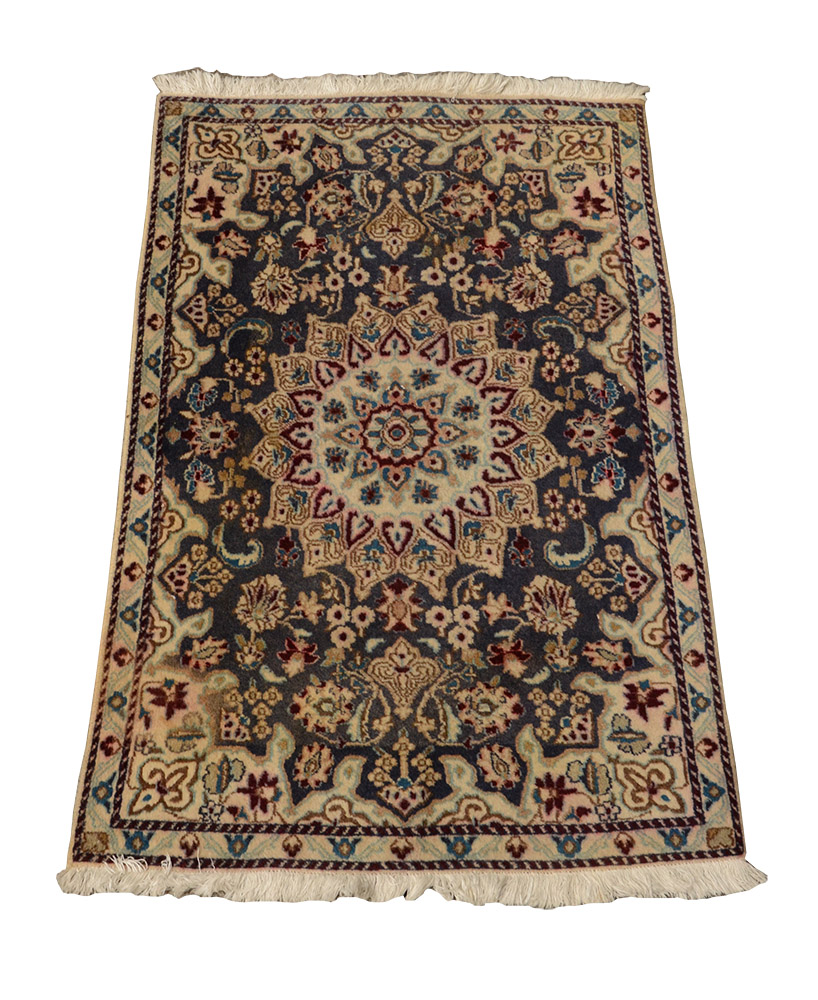 Tapete Naim medindo: 0,88 x 1,32 m