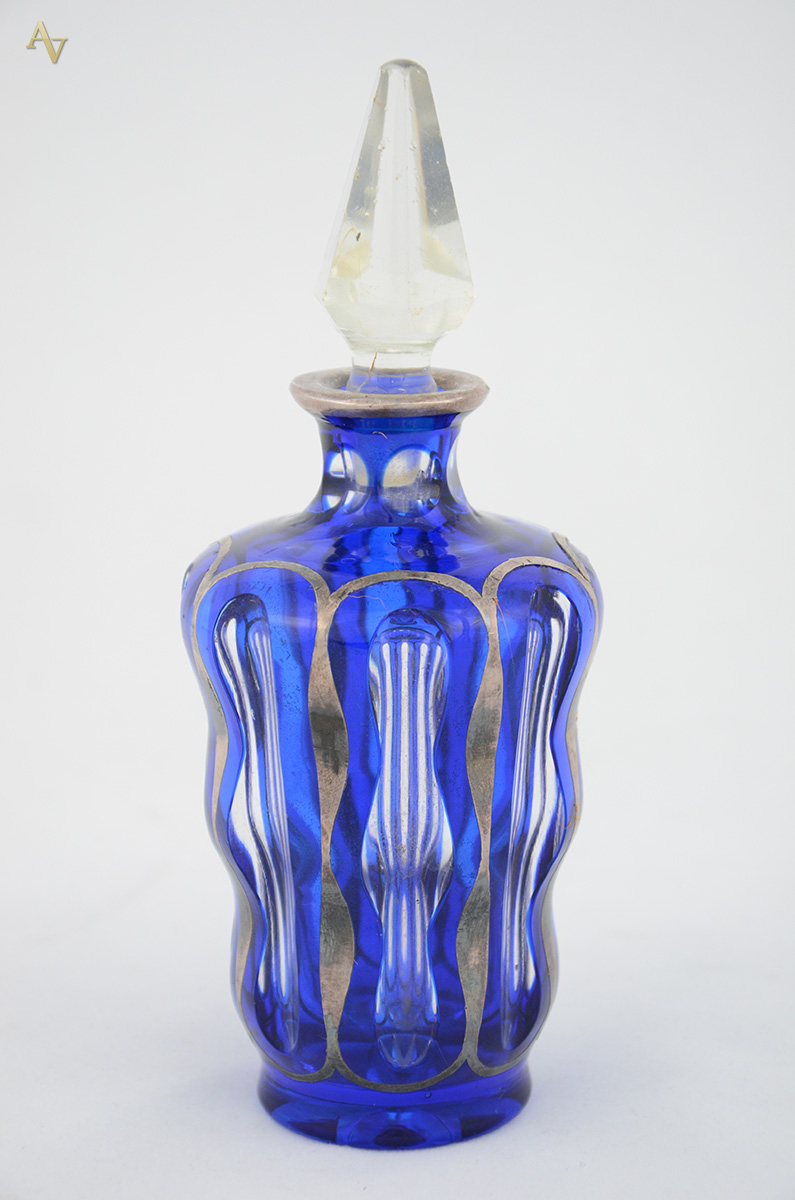Perfumeiro de cristal na cor azul. Altura 17 cm.