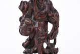 Escultura chinesa de madeira entalhada represen... - Escultura chinesa de madeira entalhada representando figura típica.
