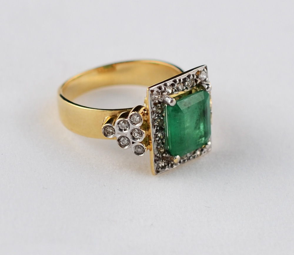 Anel de ouro 18k c/ esmeraldas e brilhantes. Peso: 6.4g - Aro 17