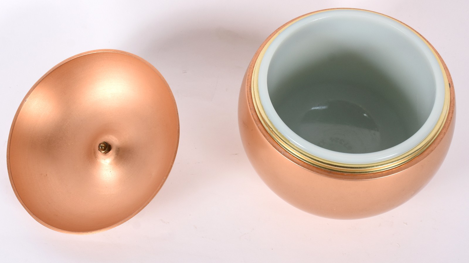 Balde de gelo feitio maçã de metal dourado, anos 60. - foto 2 de 4
