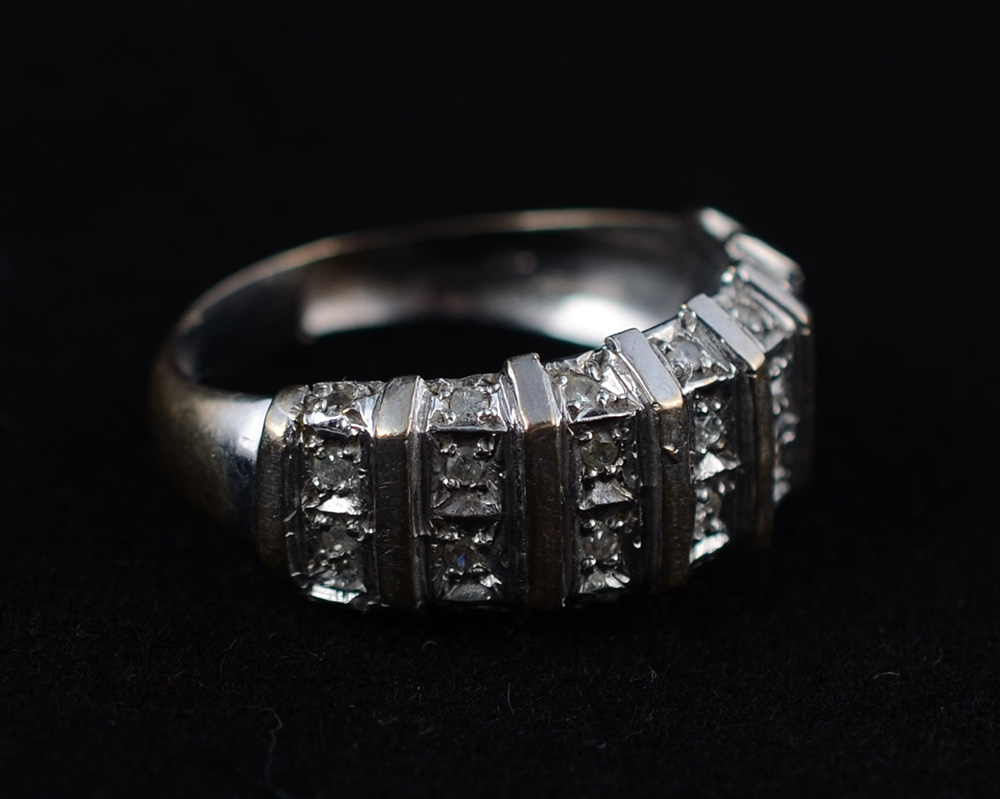 Anel de ouro 18 k com 28 brilhantes, peso 6,3 g. - foto 1 de 2