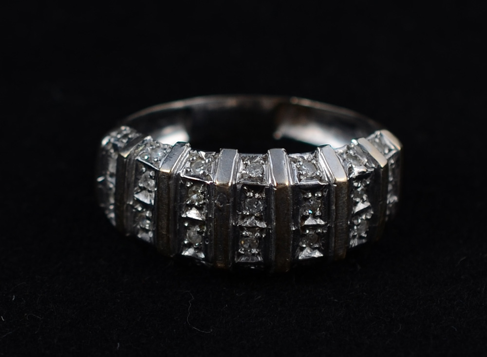 Anel de ouro 18 k com 28 brilhantes, peso 6,3 g. - foto 2 de 2