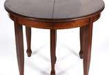 Conjunto para sala de jantar composto de mesa r... - Conjunto para sala de jantar composto de mesa redonda de madeira nobre com tabua extensora de 30 cm, filetado nas saias laterais e pernas, acomp...
