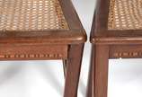 Conjunto para sala de jantar composto de mesa r... - Conjunto para sala de jantar composto de mesa redonda de madeira nobre com tabua extensora de 30 cm, filetado nas saias laterais e pernas, acomp...