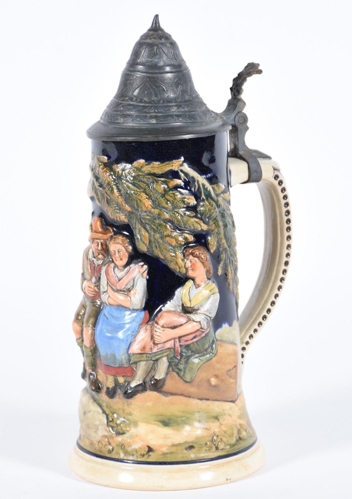 Tankard de cerâmica com figuras em relevo policromado, tampa de... - foto 1 de 4