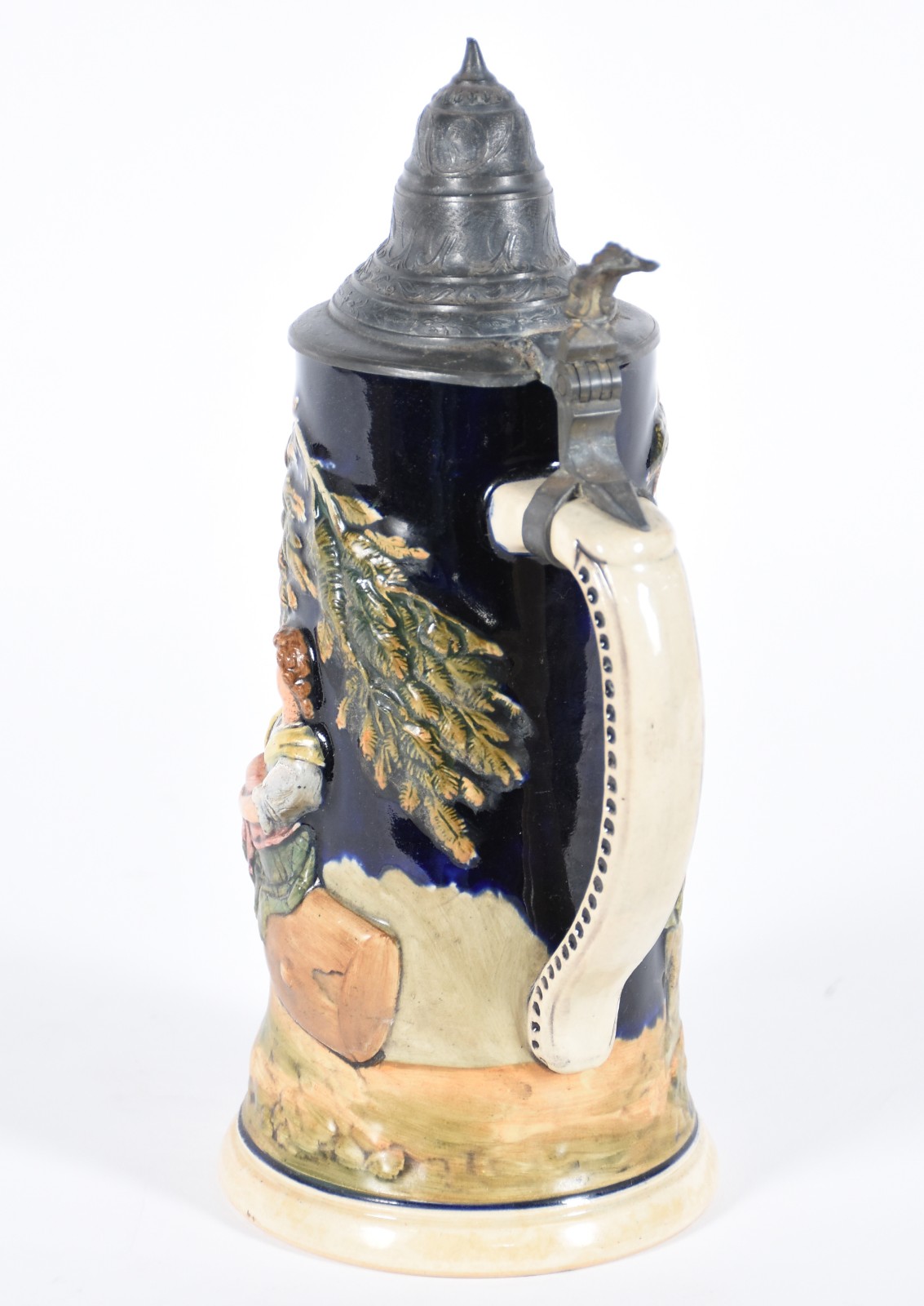 Tankard de cerâmica com figuras em relevo policromado, tampa de... - foto 2 de 4