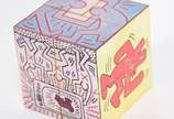 Cubo multi face Keith Haring articulado. (parte... - Cubo multi face Keith Haring articulado. (partes do papel com desgastes)