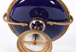 Fruteira de porcelana francesa de Sèvres e apli... - Fruteira de porcelana francesa de Sèvres e aplicações de bronze com cenas de ninfas em policromia, borda azul cobalto com guirlandas douradas, a...