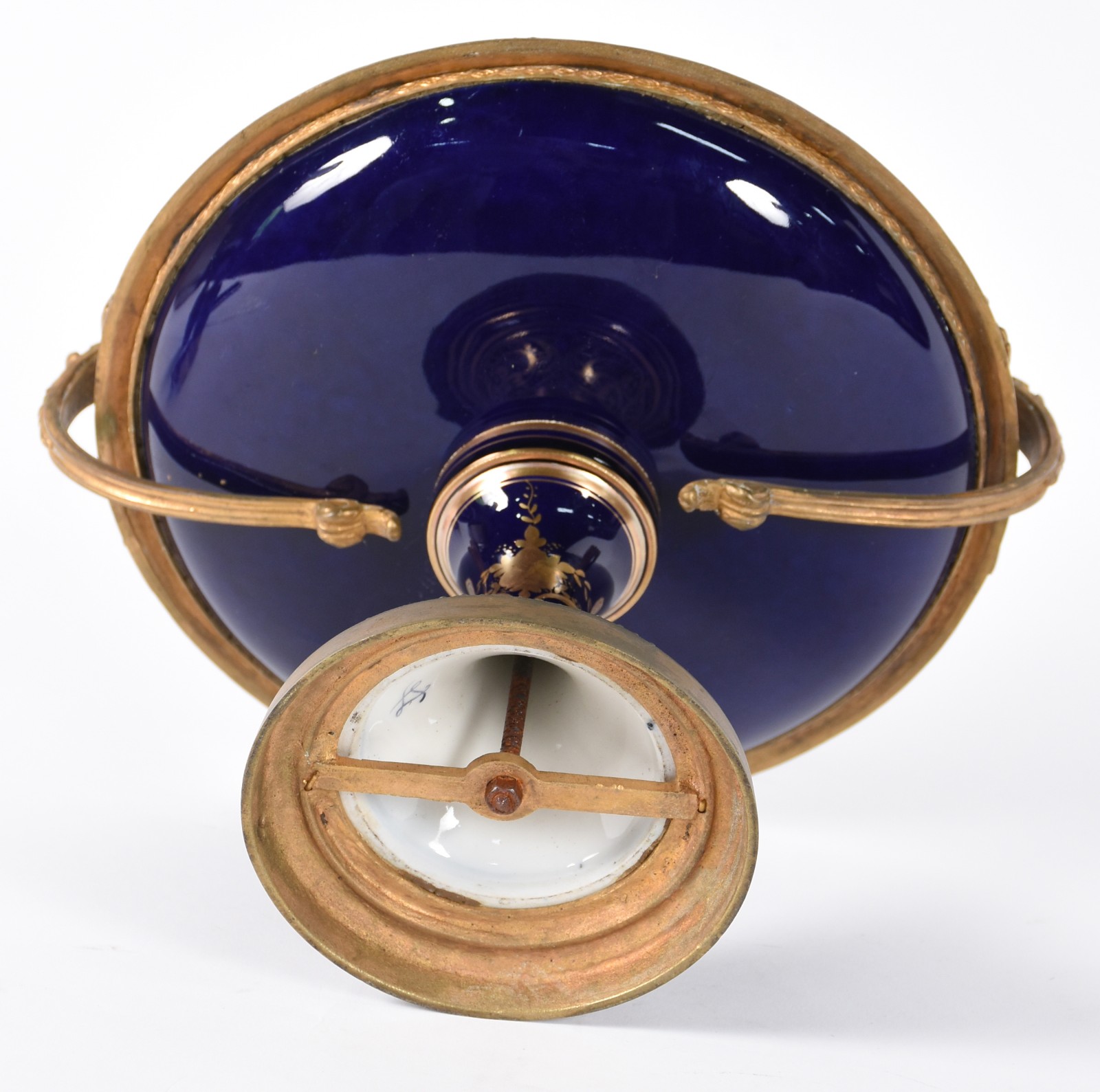 Fruteira de porcelana francesa de Sèvres e aplicações de bronze com... - foto 4 de 5