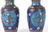 Par de pequenos vasos de cloisonné azul decoraç... - Par de pequenos vasos de cloisonné azul decoração floral em policromia.