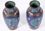 Par de pequenos vasos de cloisonné azul decoraç... - Par de pequenos vasos de cloisonné azul decoração floral em policromia.