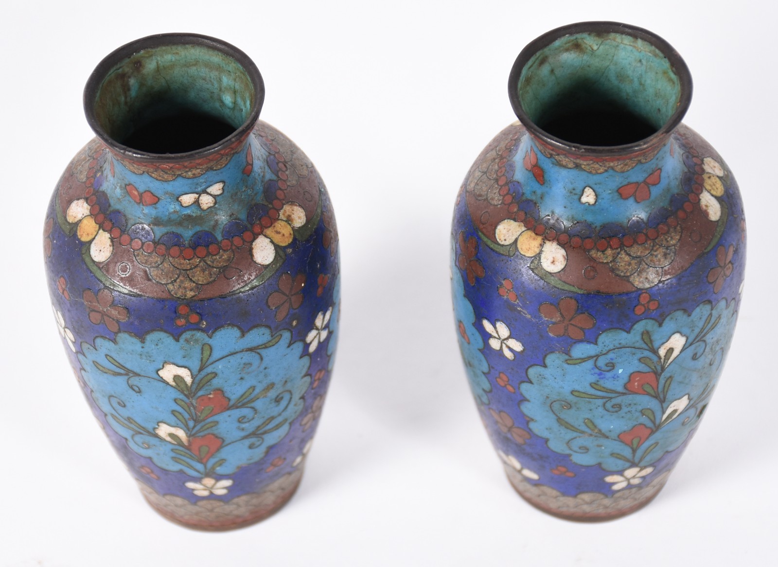 Par de pequenos vasos de cloisonné azul decoração floral em... - foto 2 de 5