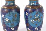Par de pequenos vasos de cloisonné azul decoraç... - Par de pequenos vasos de cloisonné azul decoração floral em policromia.