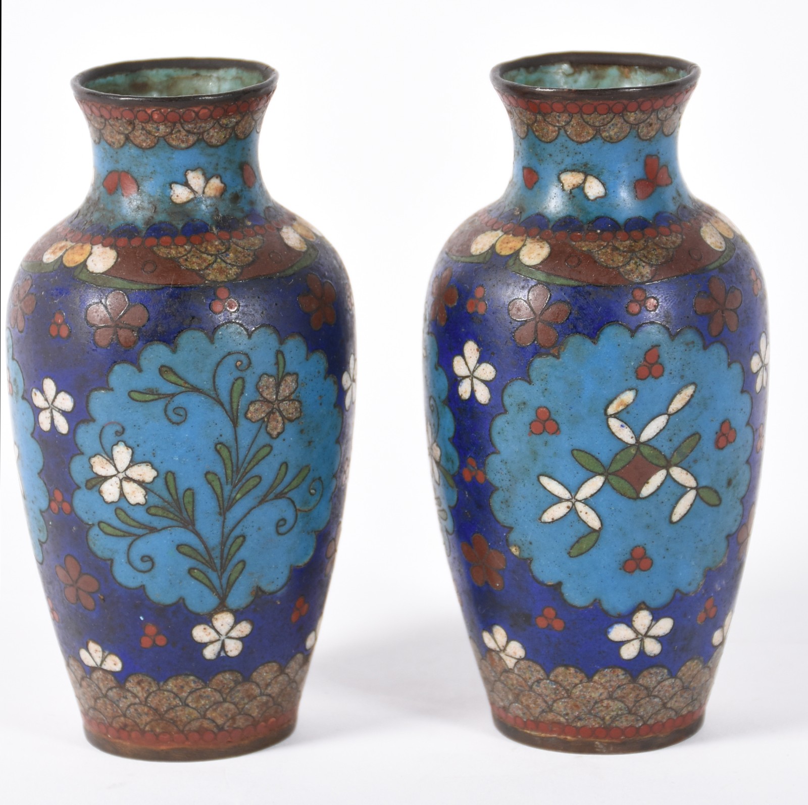 Par de pequenos vasos de cloisonné azul decoração floral em... - foto 3 de 5
