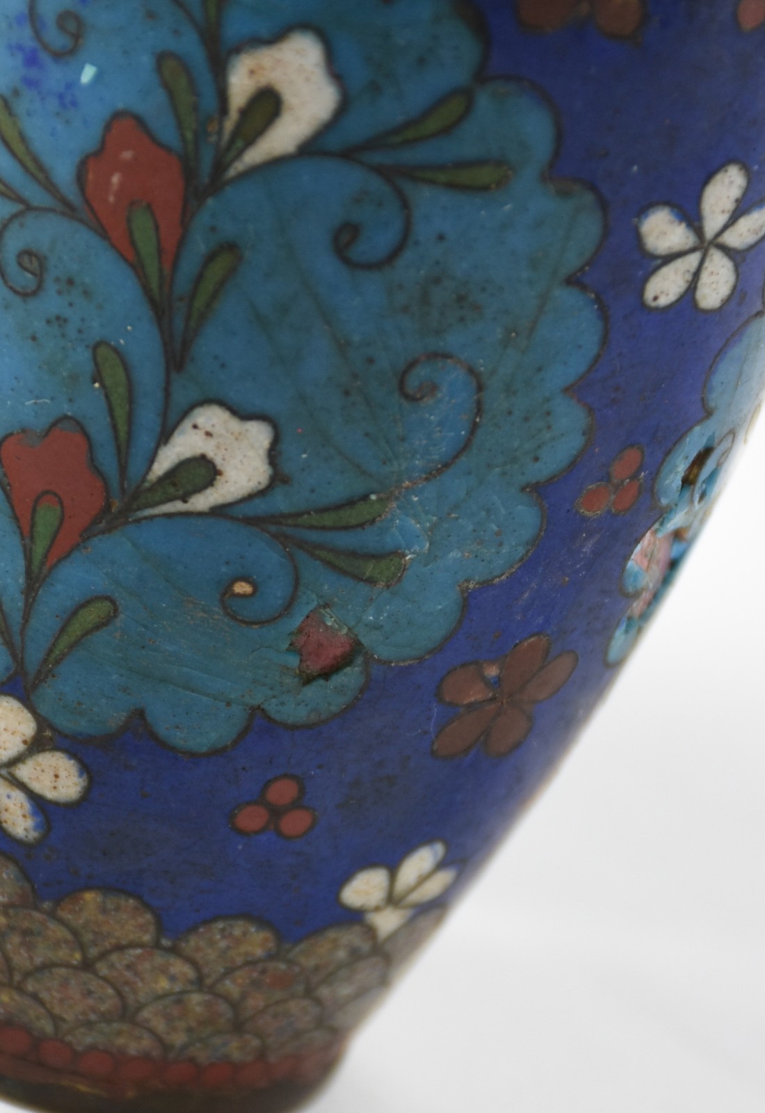 Par de pequenos vasos de cloisonné azul decoração floral em... - foto 4 de 5