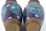 Par de pequenos vasos de cloisonné azul decoraç... - Par de pequenos vasos de cloisonné azul decoração floral em policromia.