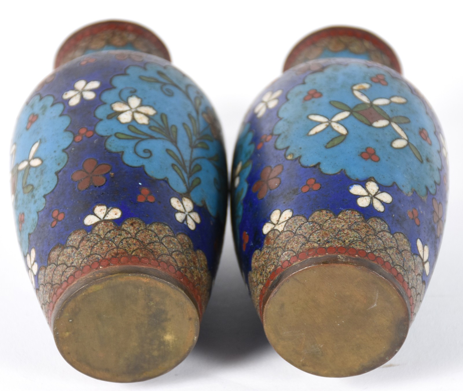 Par de pequenos vasos de cloisonné azul decoração floral em... - foto 5 de 5