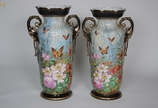 Par de vasos de porcelana francesa VIEUX PARIS,... - Par de vasos de porcelana francesa VIEUX PARIS, decorados com borboletas e flores em policromia (um deles com restauro na alça). Altura: 58 cm