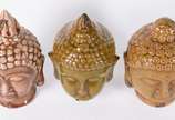 Três cabeças pequenas de cerâmica representando... - Três cabeças pequenas de cerâmica representando Buda.