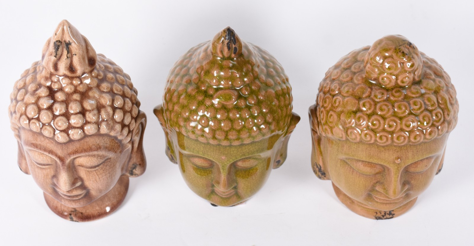 Três cabeças pequenas de cerâmica representando Buda. - foto 2 de 5
