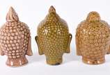 Três cabeças pequenas de cerâmica representando... - Três cabeças pequenas de cerâmica representando Buda.