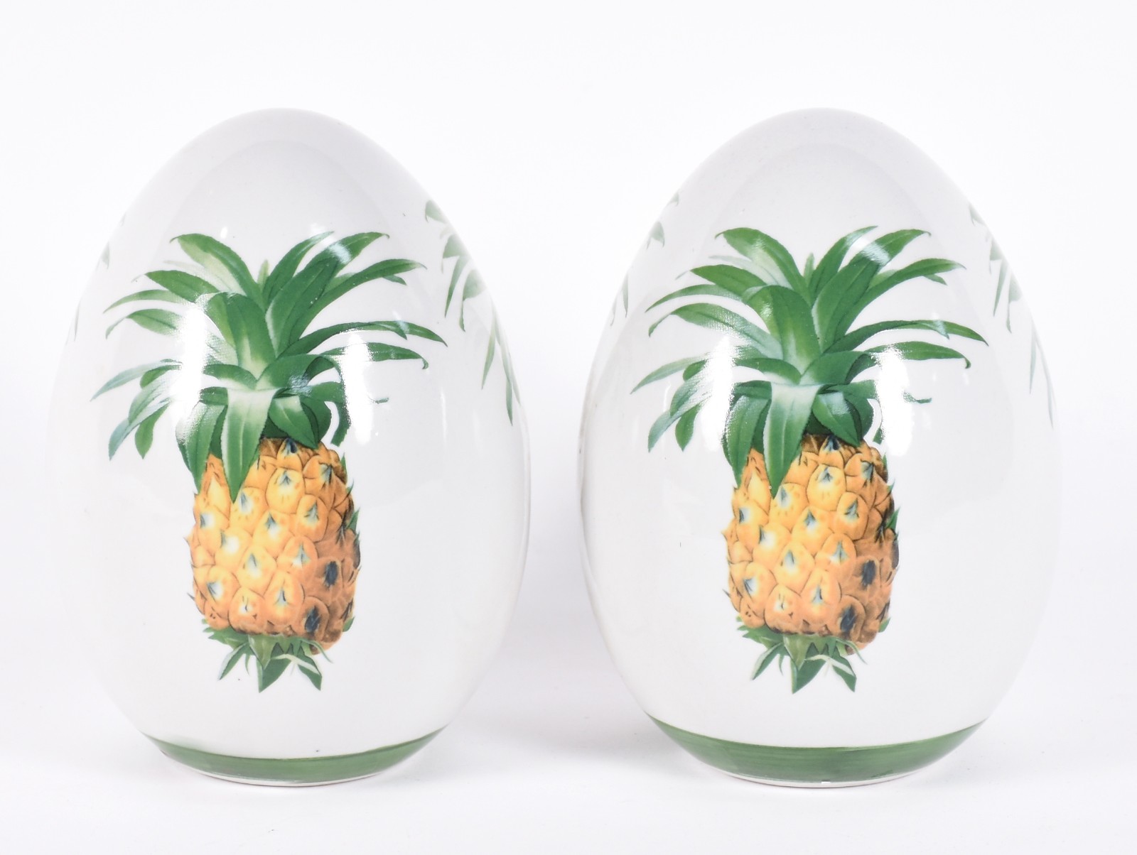 Par de ovos/pinhas de porcelana decoradoos com abacaxis em policromia. - foto 1 de 4