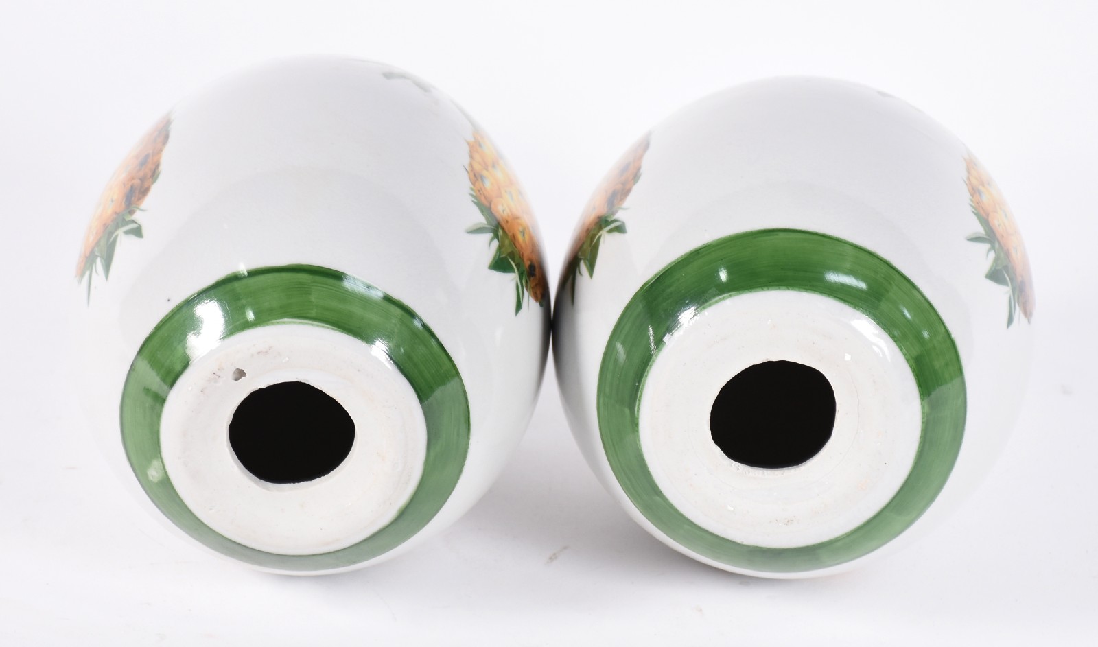 Par de ovos/pinhas de porcelana decoradoos com abacaxis em policromia. - foto 4 de 4