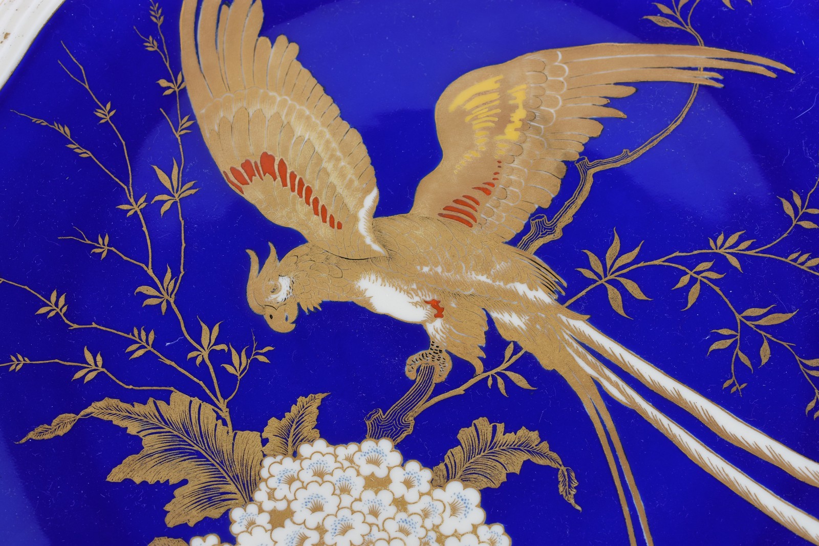 Medalhão de porcelana Rosenthal decorado com ave dourada sobre fundo... - foto 2 de 4