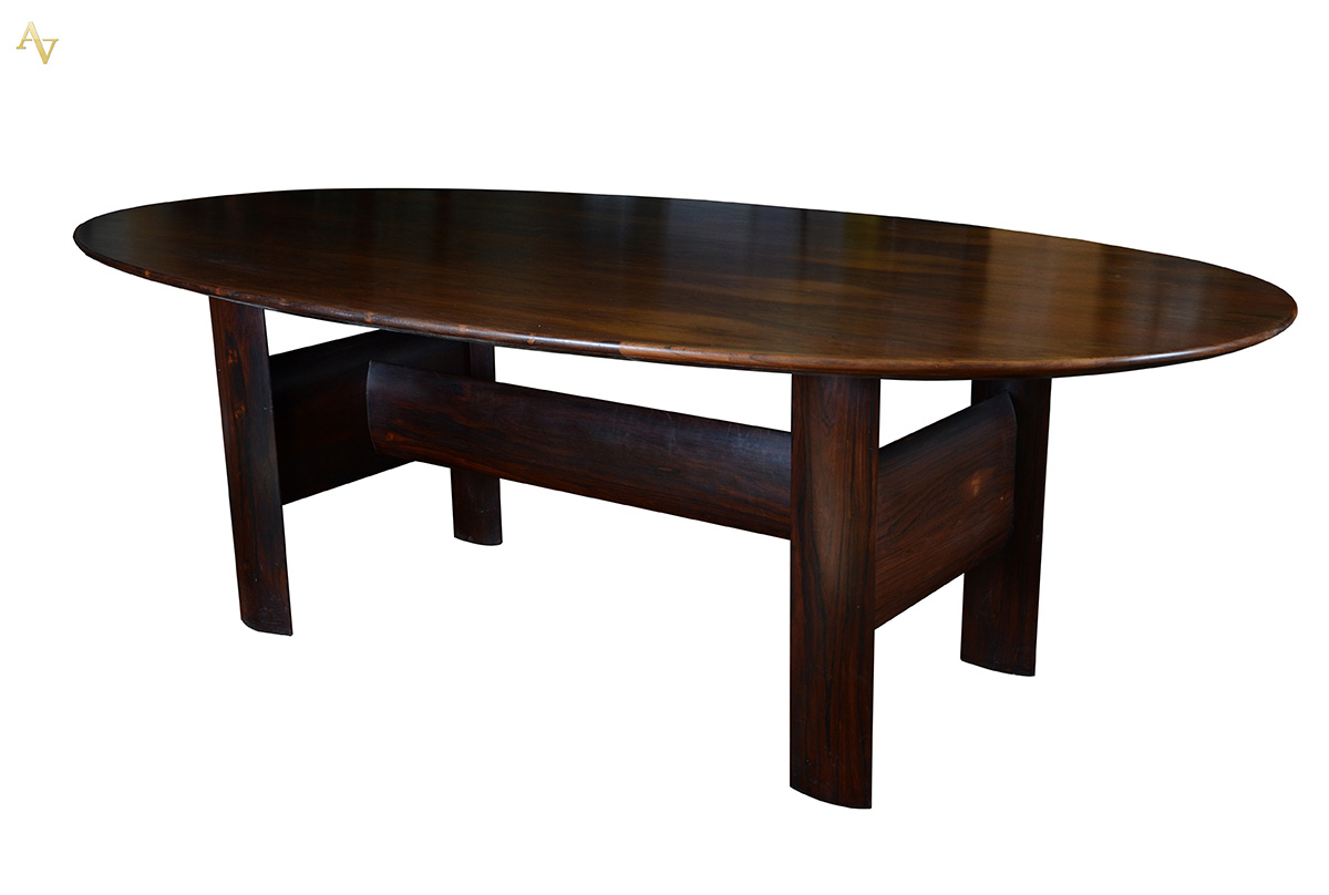 BERNARDO FIGUEIREDO - Conjunto de mesa de jantar de jacarandá maciço... - foto 2 de 4