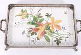 Bandeja de metal prateado com azulejos decorado... - Bandeja de metal prateado com azulejos decorados com flores em policromia, gradinha vazada, fundo de madeira.