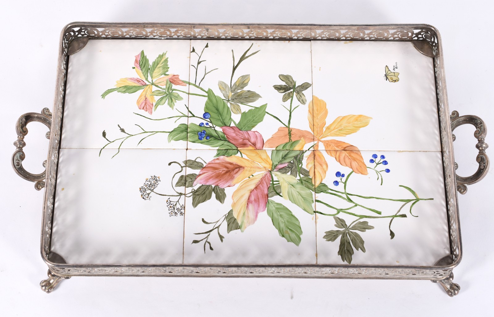 Bandeja de metal prateado com azulejos decorados com flores em... - foto 1 de 4