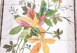 Bandeja de metal prateado com azulejos decorado... - Bandeja de metal prateado com azulejos decorados com flores em policromia, gradinha vazada, fundo de madeira.
