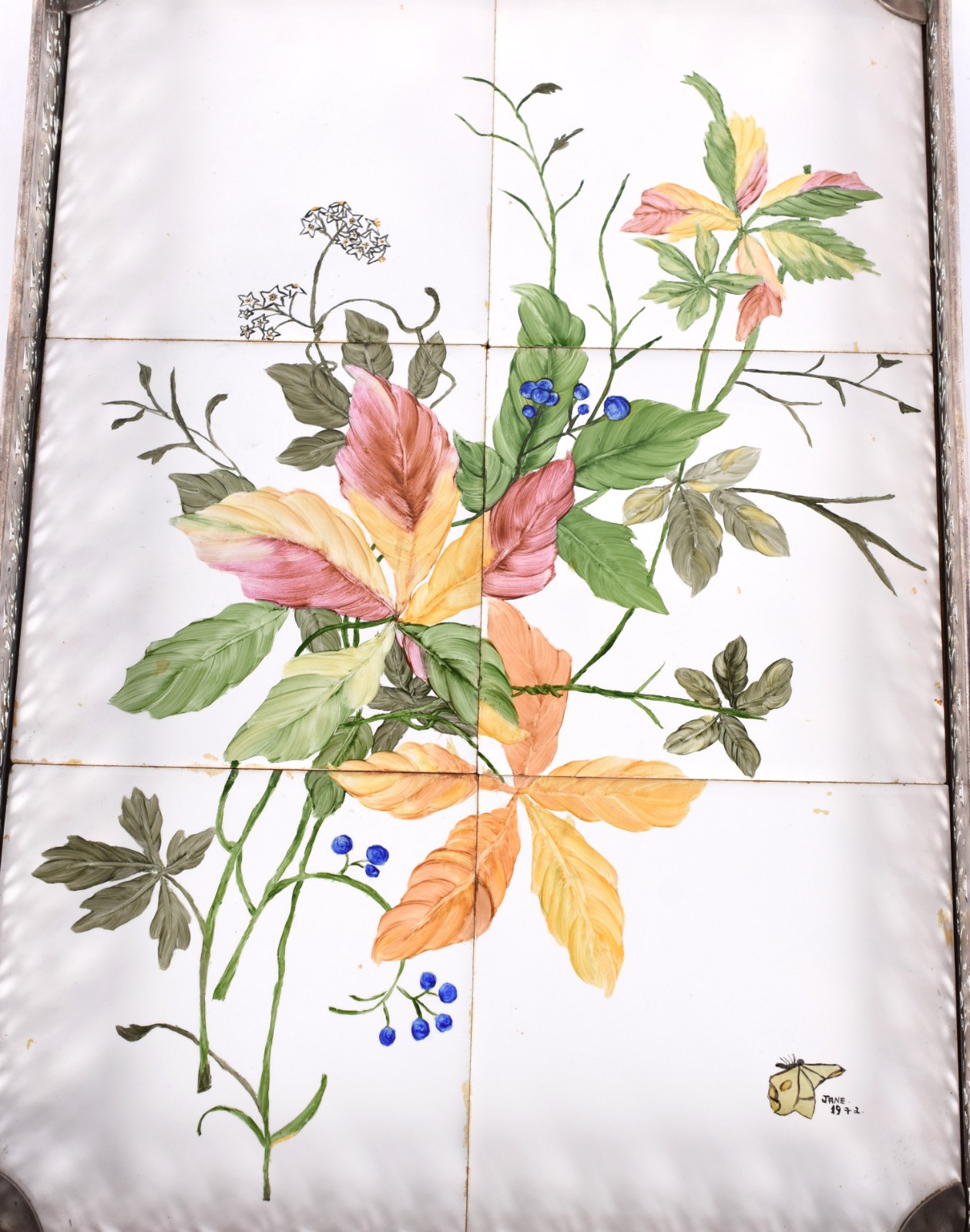 Bandeja de metal prateado com azulejos decorados com flores em... - foto 2 de 4