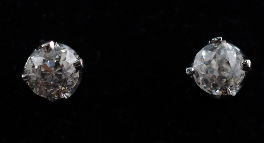 Par de brincos com brilhantes solitários de 0,33 carats cada...