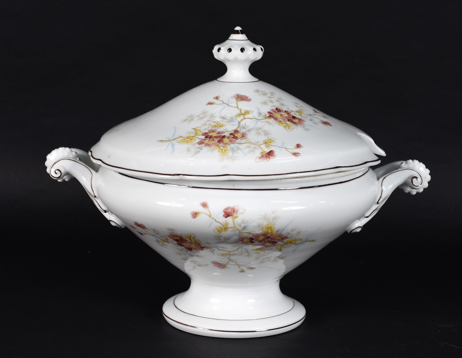 Sopeira de porcelana européia decoração floral em policromia. - foto 1 de 4