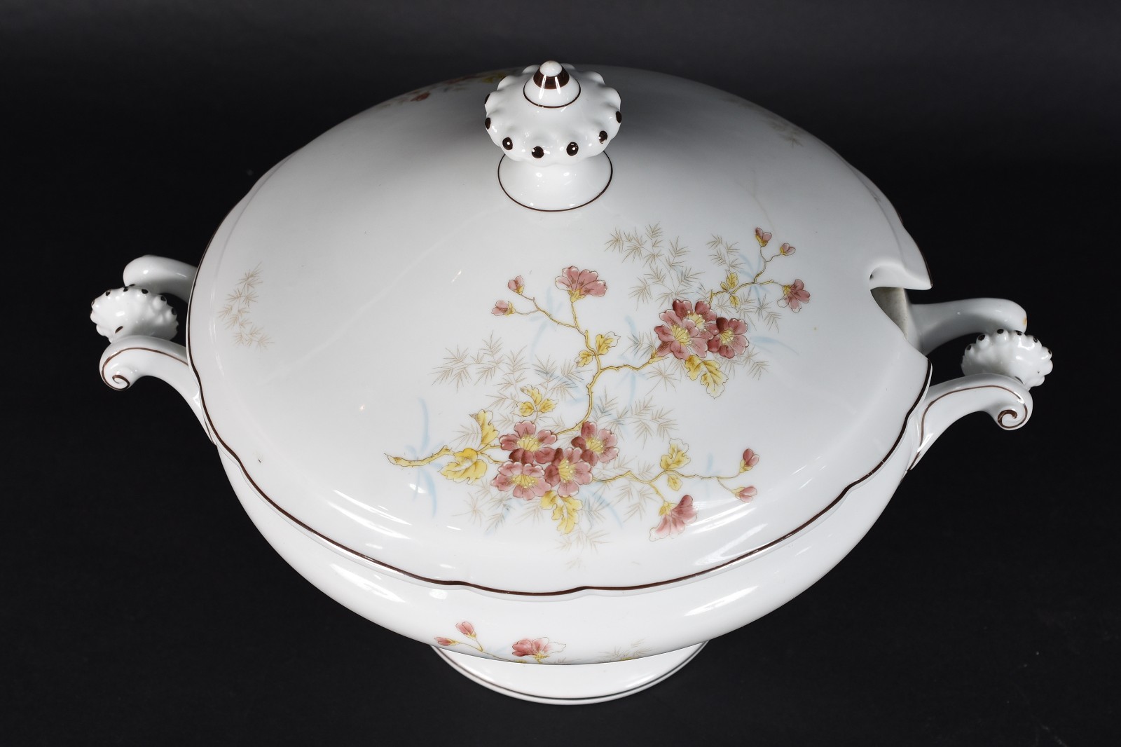 Sopeira de porcelana européia decoração floral em policromia. - foto 2 de 4