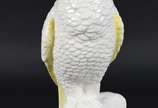 Escultura de cerâmica representando cacatua bra... - Escultura de cerâmica representando cacatua branca com bico amarelo.