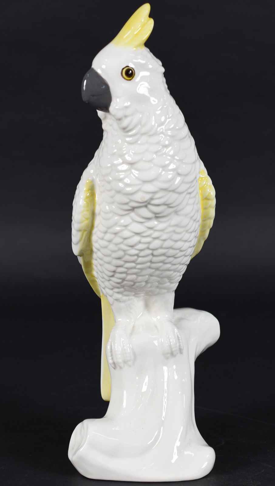 Escultura de cerâmica representando cacatua branca com bico amarelo. - foto 1 de 4