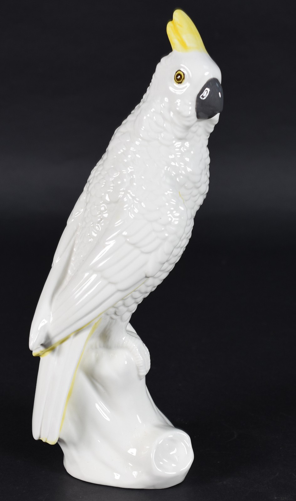 Escultura de cerâmica representando cacatua branca com bico amarelo. - foto 2 de 4