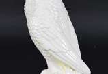 Escultura de cerâmica representando cacatua bra... - Escultura de cerâmica representando cacatua branca com bico amarelo.
