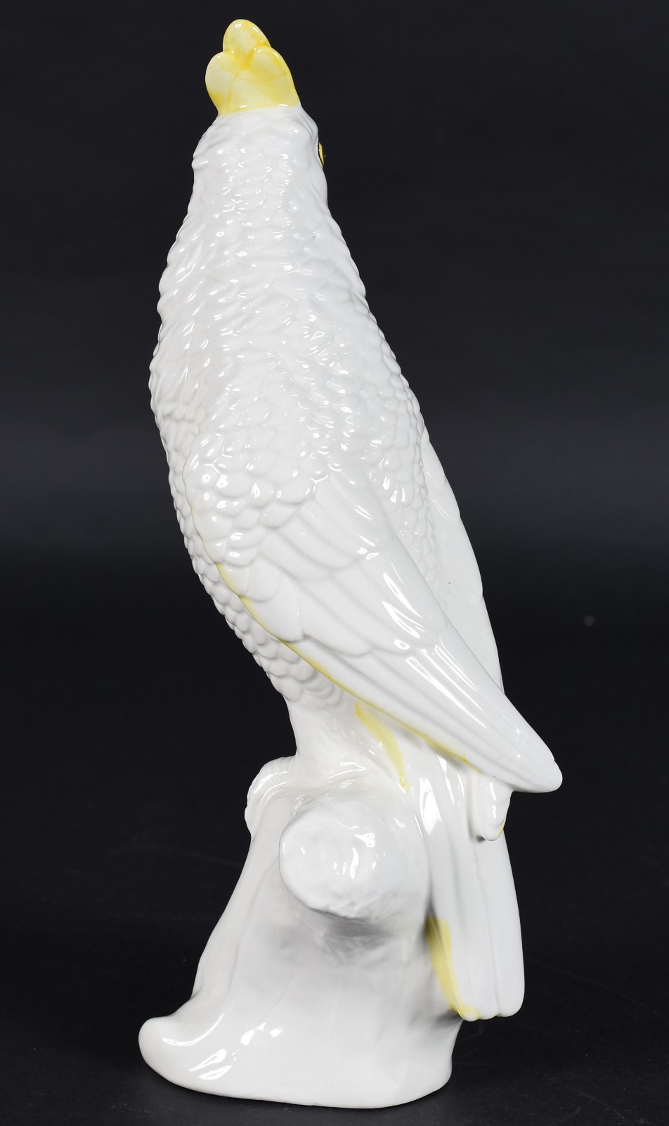 Escultura de cerâmica representando cacatua branca com bico amarelo. - foto 3 de 4