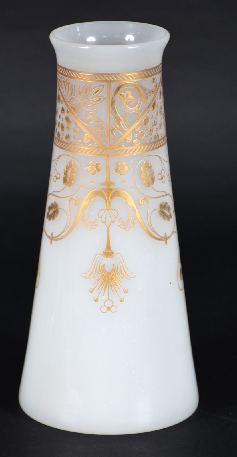 Vaso opalinado branco decorado com guirlandas douradas. - foto 1 de 3